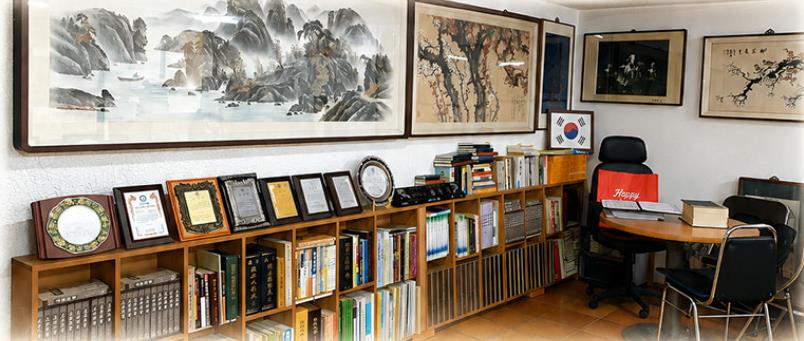수묵화와 책, 상패가 놓인 명인 작명원 상담실과 방문객용 상담 테이블